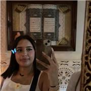 Me defino como una persona responsable, paciente y cercana, tengo  facilidad para conectar con ellos y adaptarme.